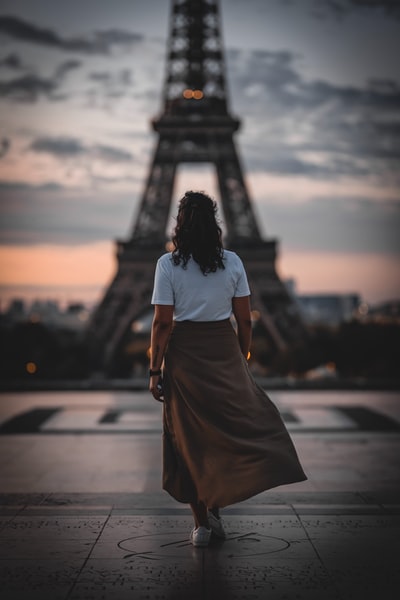 女人站在埃菲尔铁塔前
